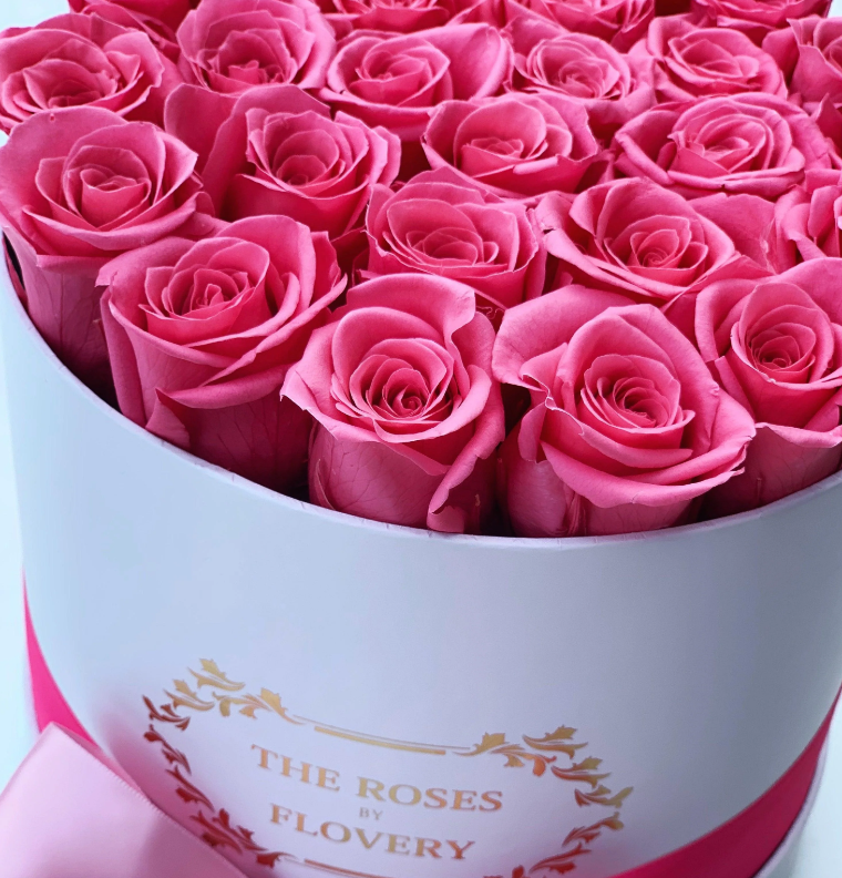 Medium Signature Round Box Eternity Sweet Pink Roses